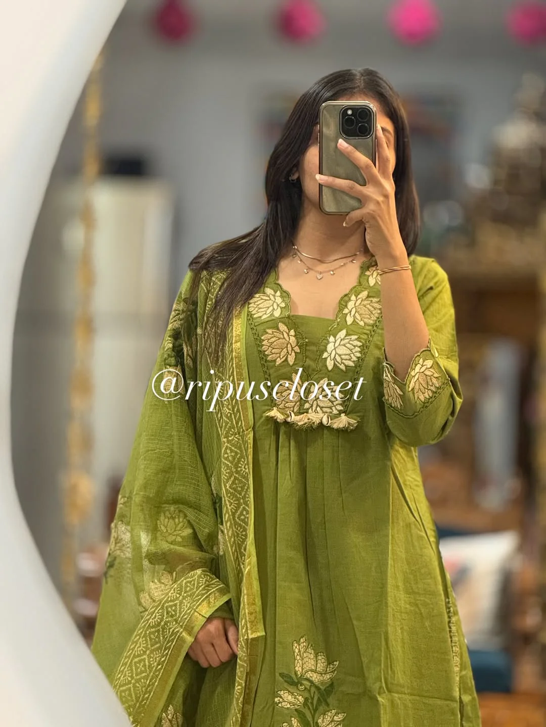 Green Elegant Floral Embroidered Kurta Set with Dupatta - Image 2